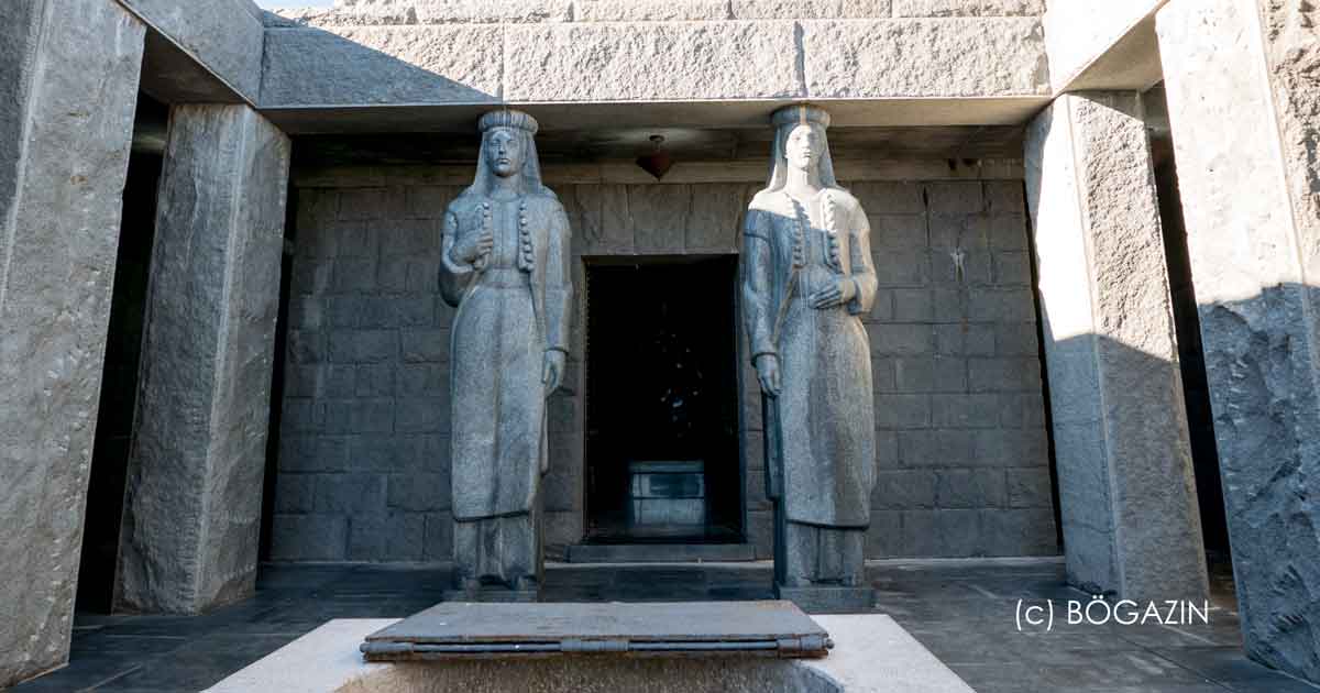 461 Treppenstufen führen zum Mausoleum Petar Njegos