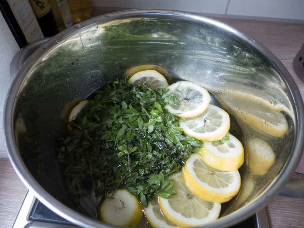 Waldmeister anwelken und mit Zitronenscheiben kochen